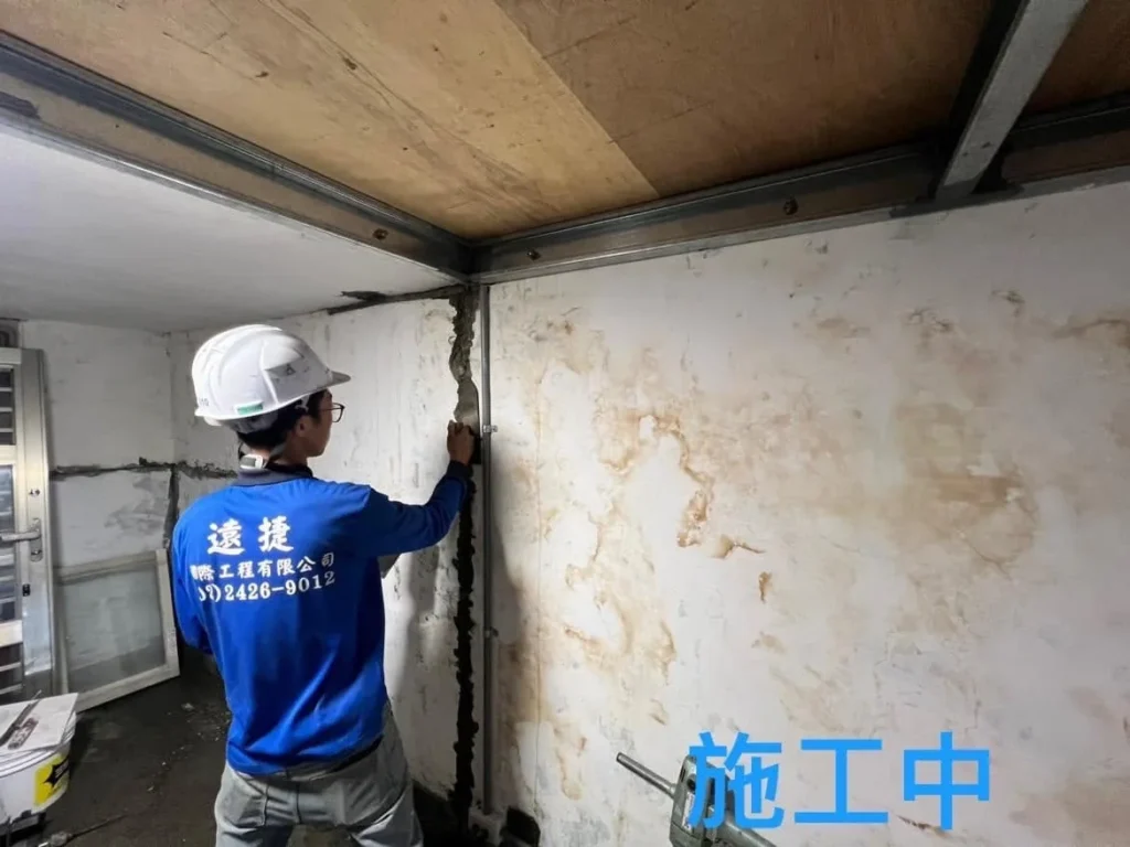 基隆自來街統包施工中進行牆面框架定位