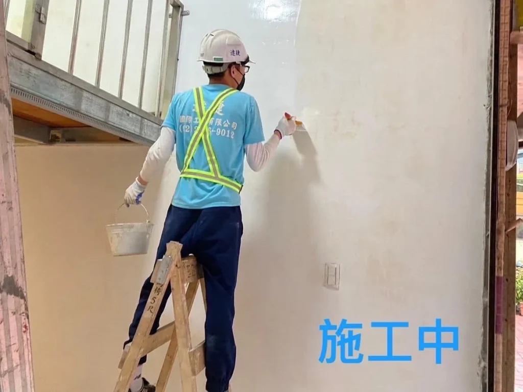 基隆自來街住宅統包施工中進行牆面油漆