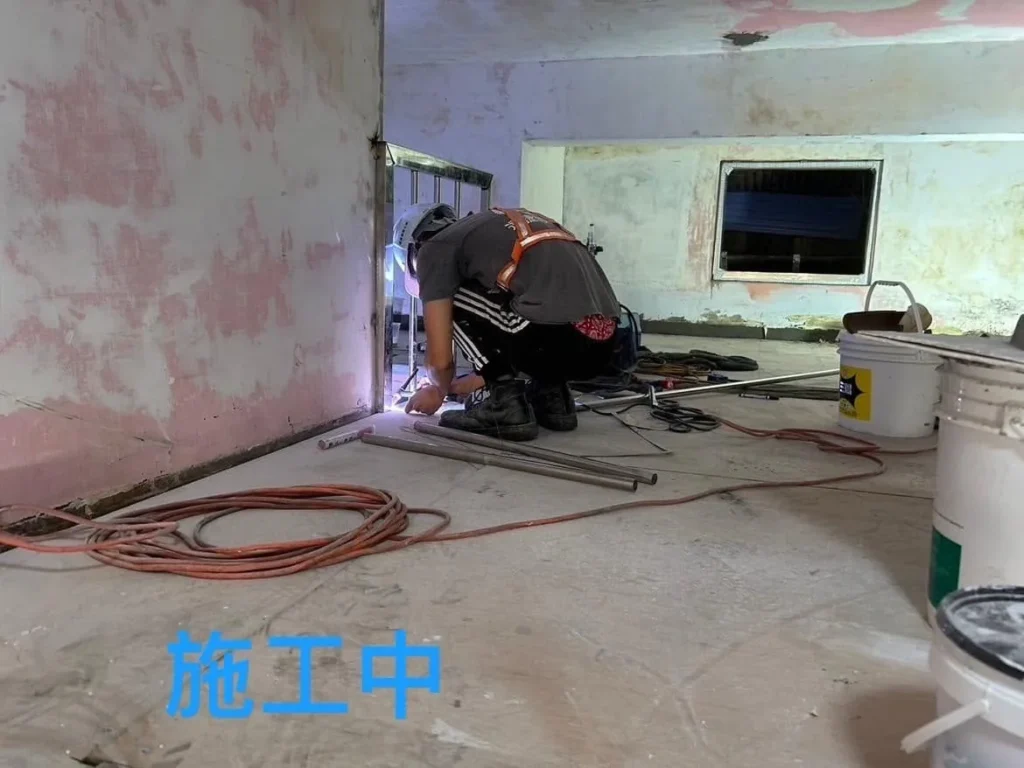 基隆自來街住宅整修中進行夾層上方收整
