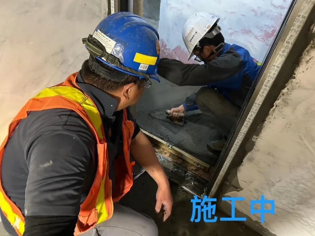 基隆自來街統包施工中以泥作整平門口