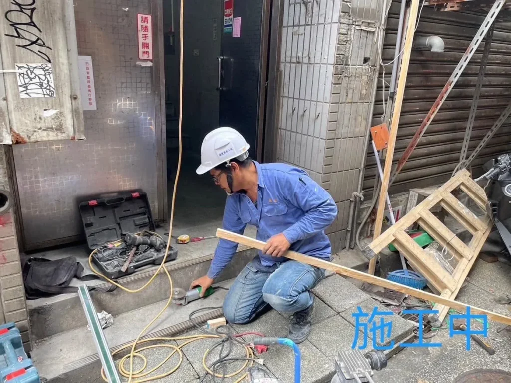 基隆愛二路木工施工中現場裁切包柱木料