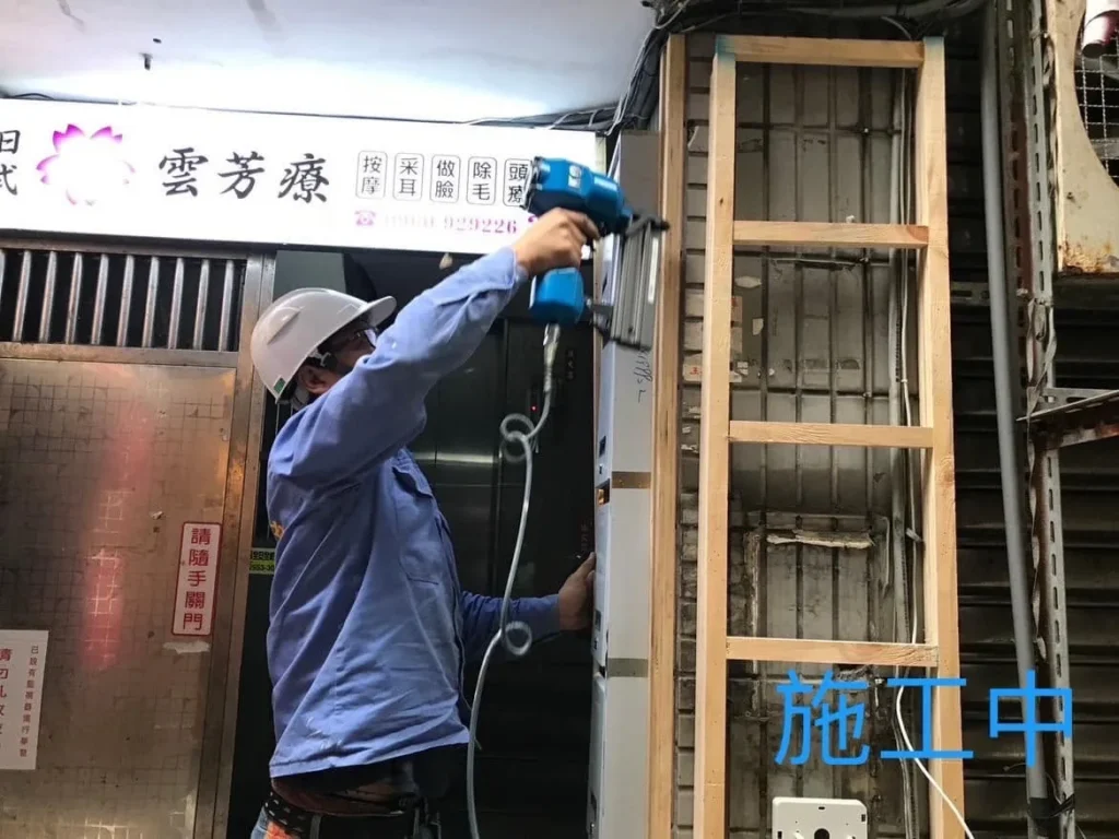 基隆愛二路木工包柱施工中固定木作骨架