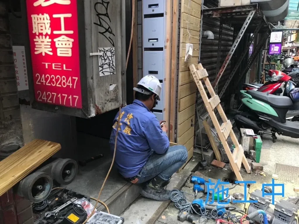 基隆愛二路鐵工木工施工中安裝信箱柱體