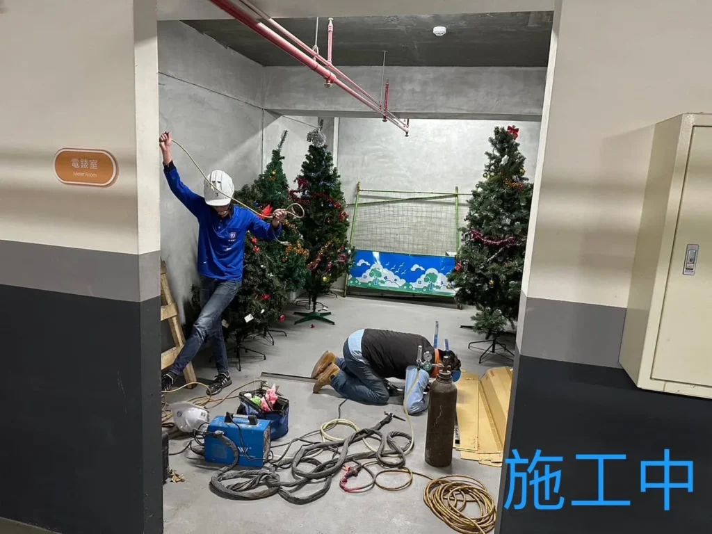 基隆中興國小白鐵門施工中進行現場安裝準備