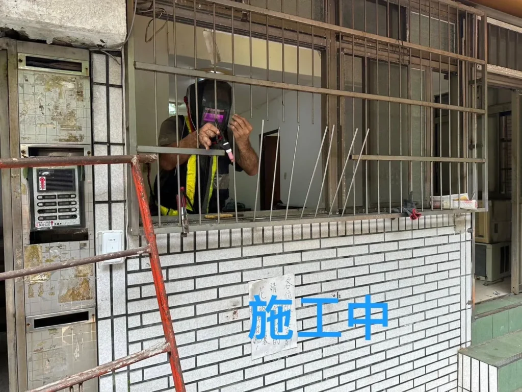 基隆麥金路居家拆除中拆卸窗外鐵欄構件