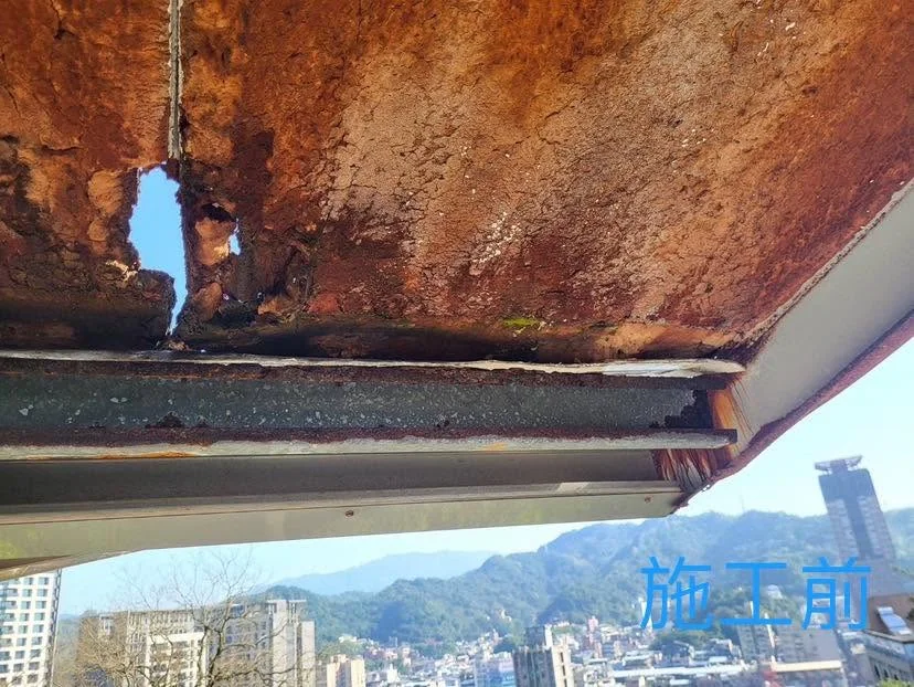 基隆交通工程科屋頂更新前浪板鏽穿破孔