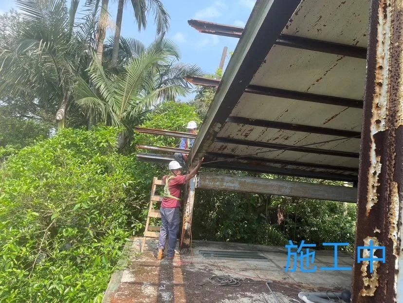基隆交通工程科屋頂施工中架設高處作業梯具