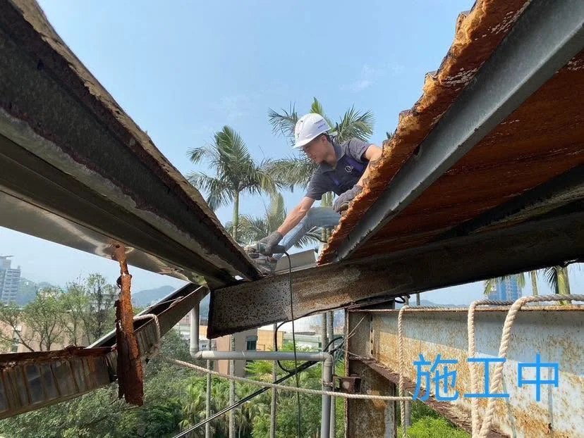 基隆交通工程科屋頂施工中拆除鏽蝕橫梁