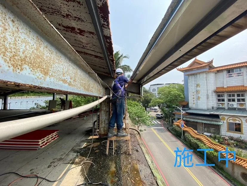 基隆交通工程科屋頂更新中整理前緣基面