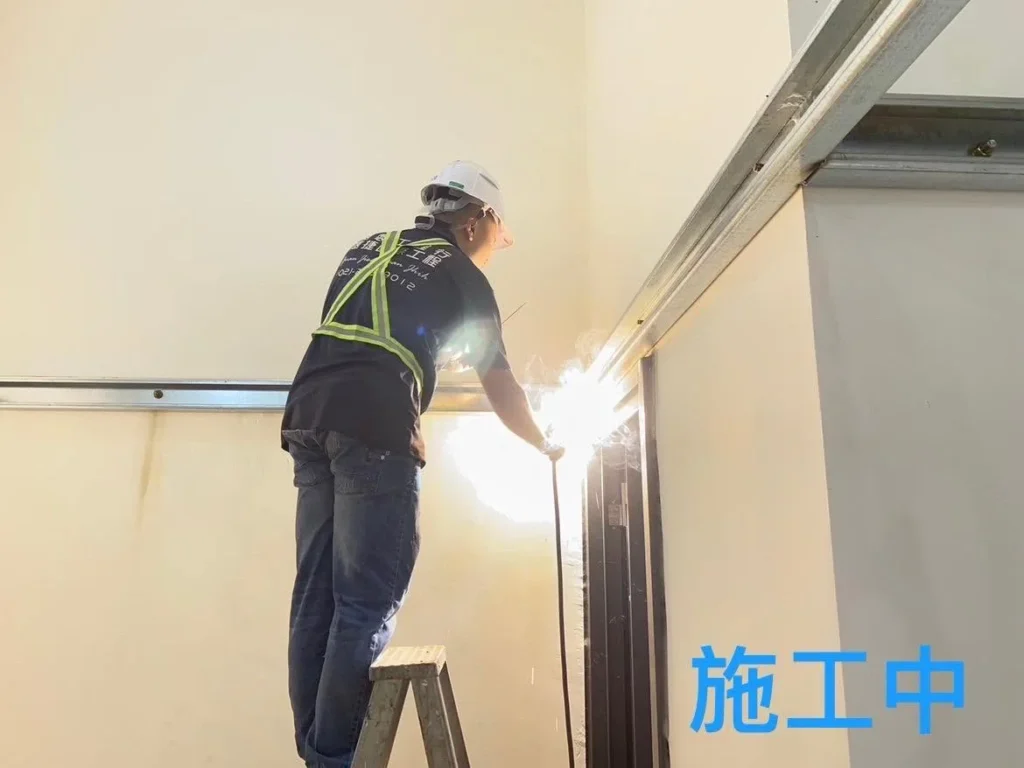 桃園觀音店面鐵工施工中進行鋼梁焊接