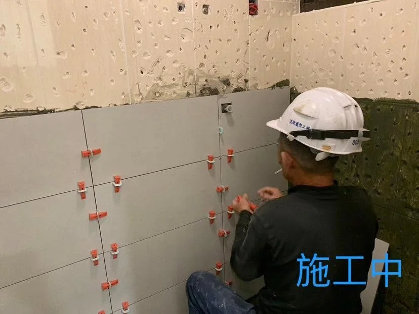 桃園八德浴廁施工中鋪貼灰色牆面磁磚