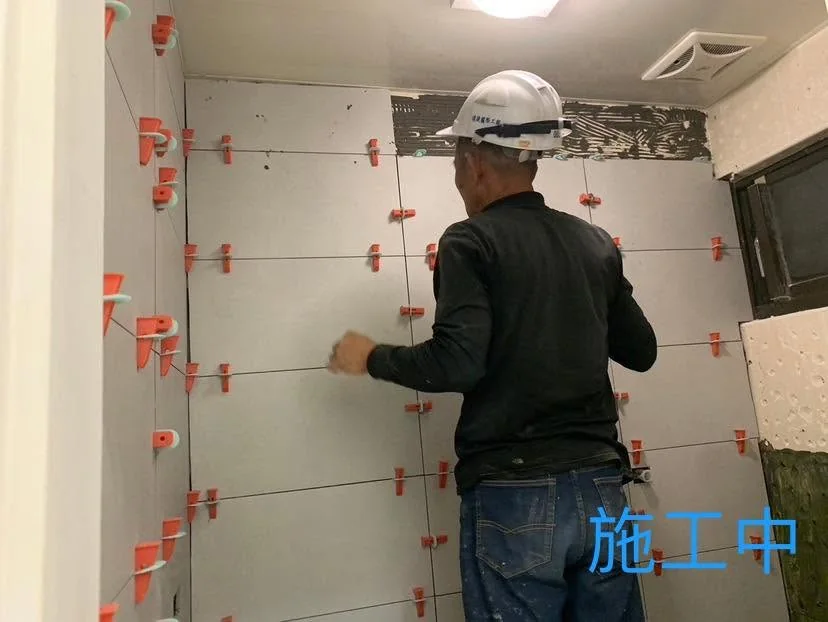 桃園八德浴廁施工中鋪貼上方牆面磁磚