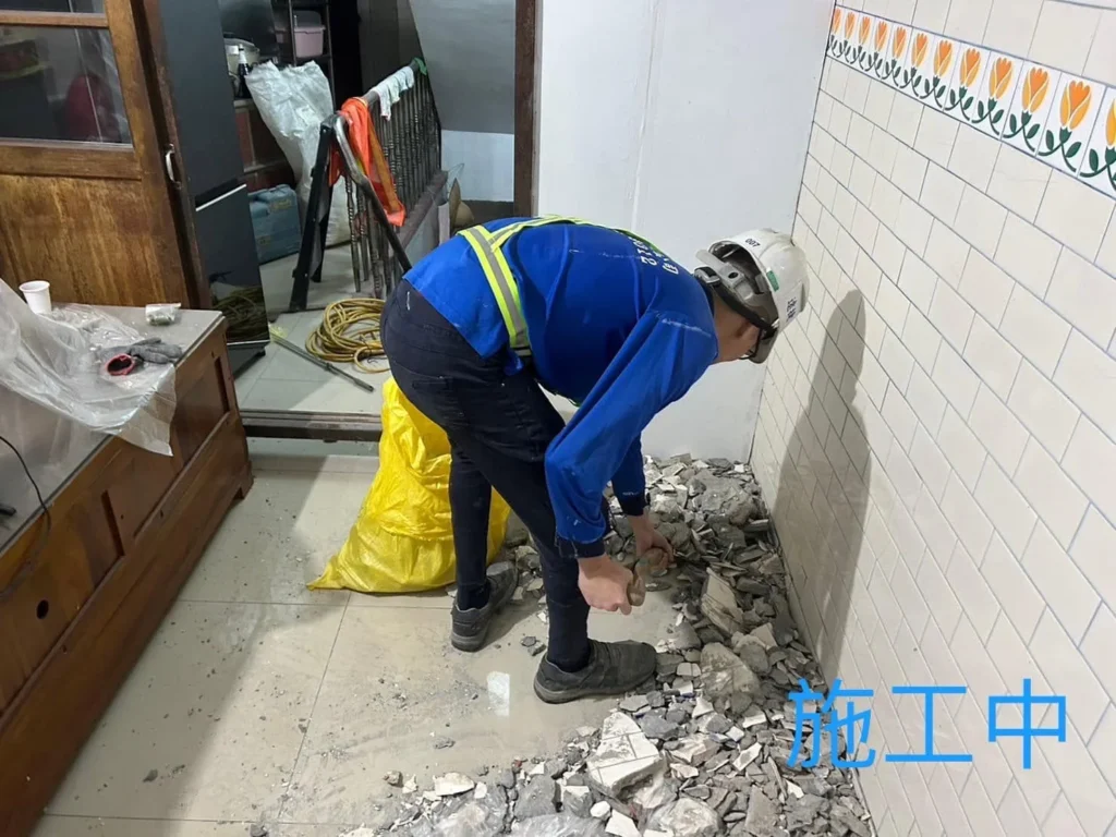 基隆仁愛區震後修繕中將拆除碎料裝袋
