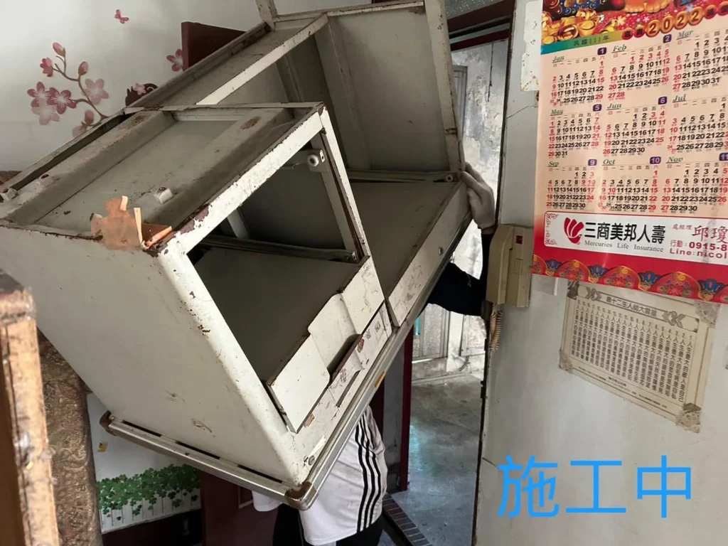 基隆安樂區居家清運中搬出大型金屬櫃