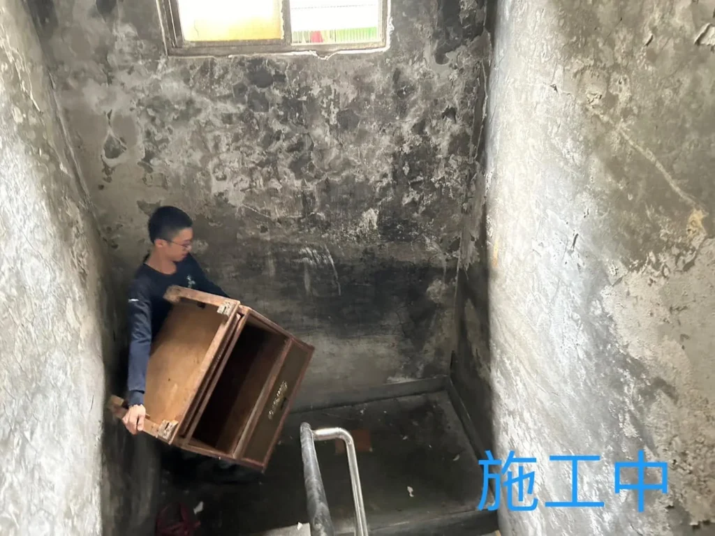 基隆安樂區廢棄物清運中逐件移出樓梯家具