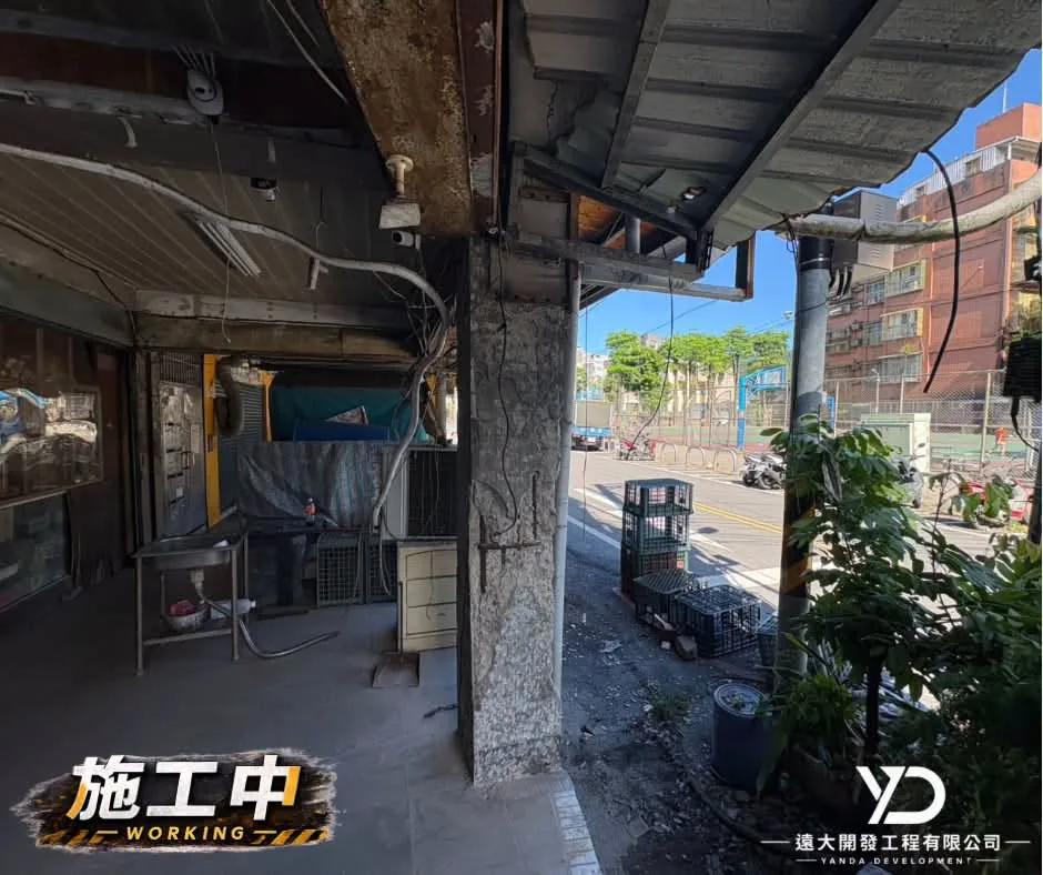 基隆市百五街店面柱面施工中,打除磁磚與鬆動表層後露出修復基面