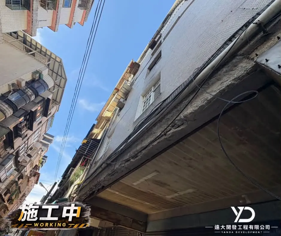 基隆市百五街老屋梁底施工中,騎樓外側可見待修復的梁底破損區