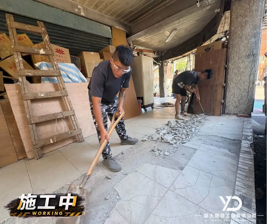 基隆市百五街修繕施工中,施工人員清除廢棄材料