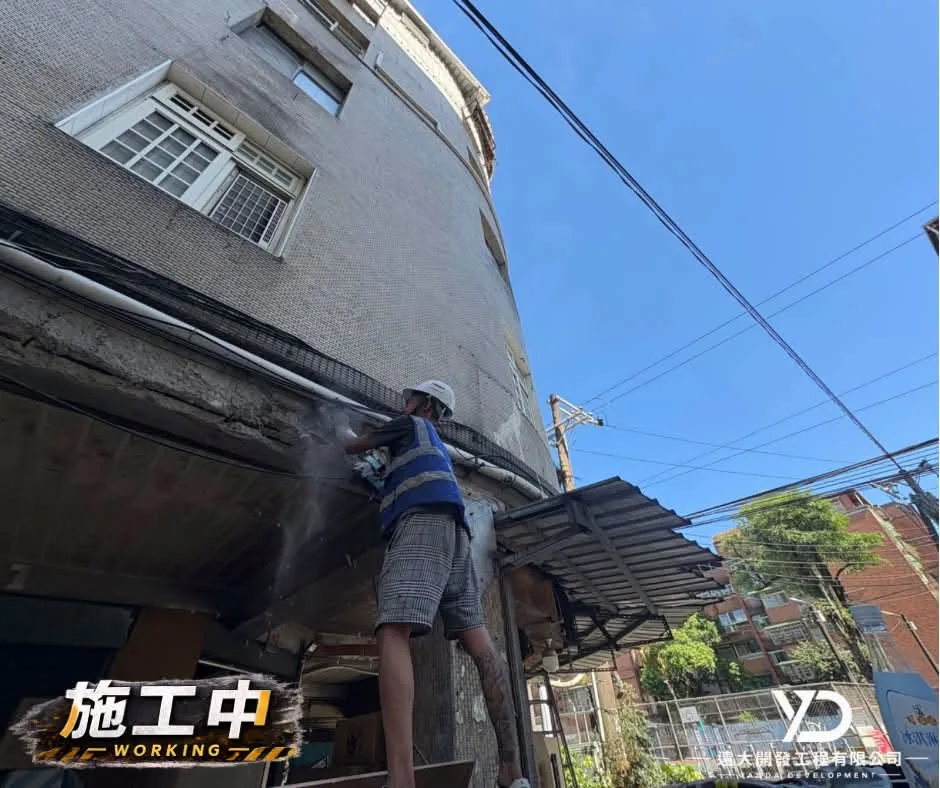 基隆市百五街柱面施工中,施工人員於騎樓柱體進行表層打除