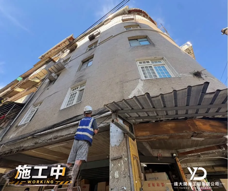 基隆市百五街柱面施工中,施工人員由街側處理柱體外側破損表層