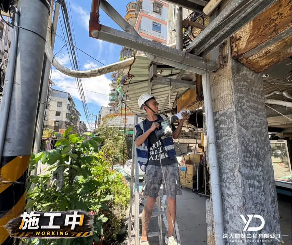 基隆市百五街梁體施工中,施工人員打除梁面舊磁磚