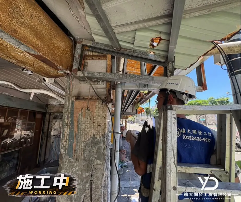 基隆市百五街梁柱施工中,打除梁柱基面近景