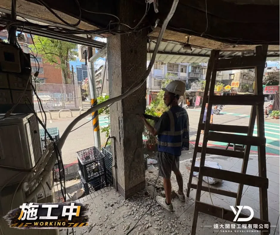 基隆市百五街柱面施工中,柱體表層打除後地面散落清除碎料