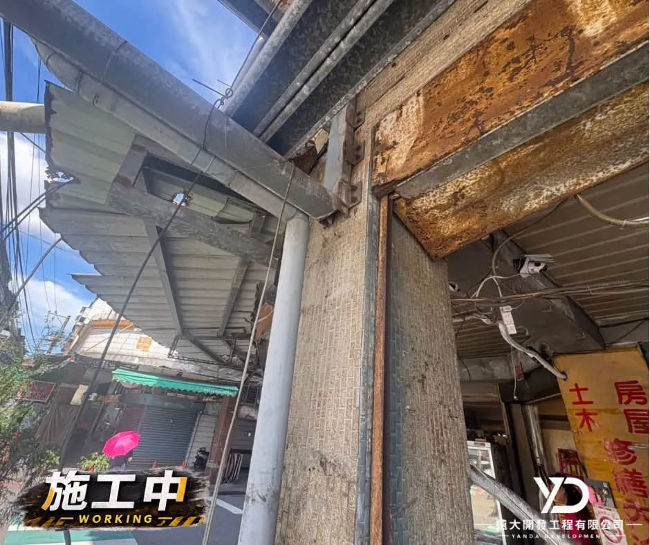 基隆市百五街梁體施工中,騎樓劣化區域
