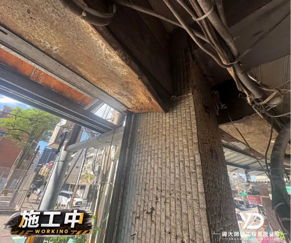 基隆市百五街梁體施工中,鐵捲門破損基面與既有磁磚牆面近景