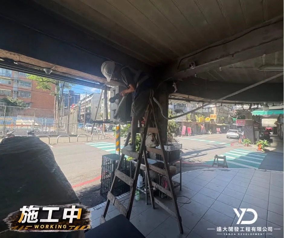 基隆市百五街梁底施工中,梯具架設於騎樓下方拆除鏽蝕鐵件