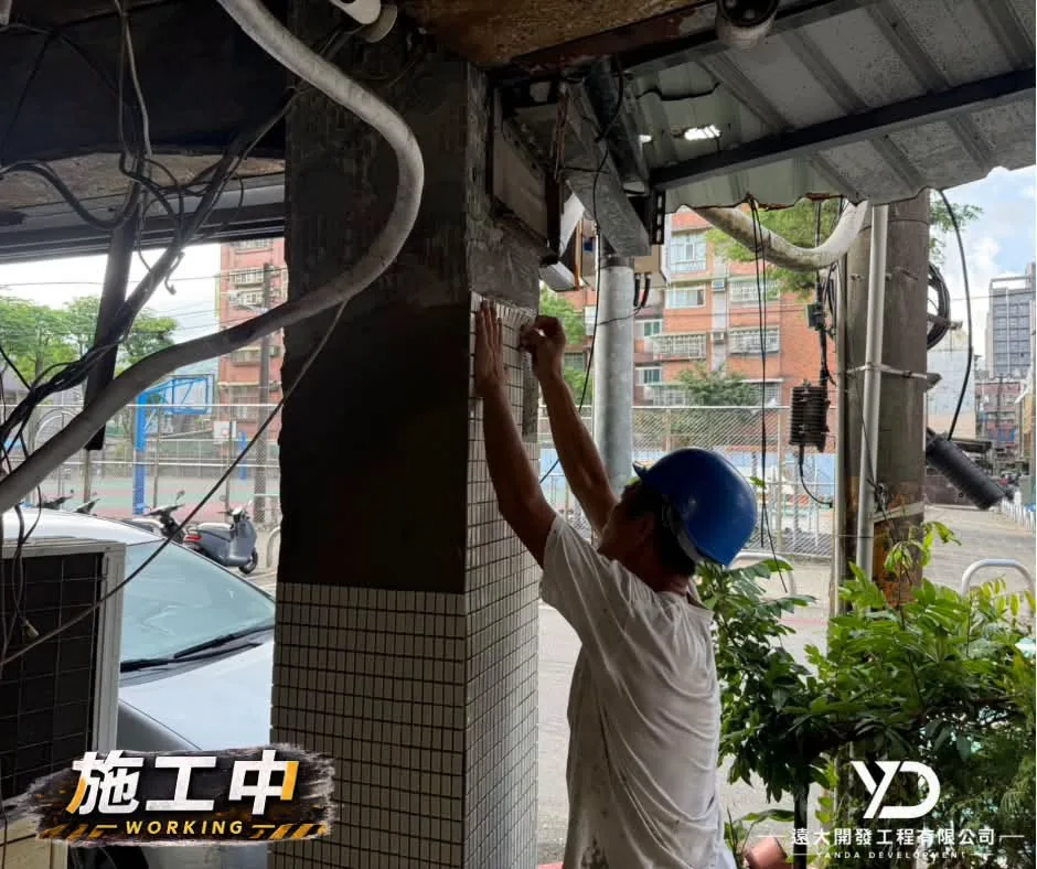 基隆市百五街柱面施工中,施工人員將修補材料塗抹於柱體裸露基面