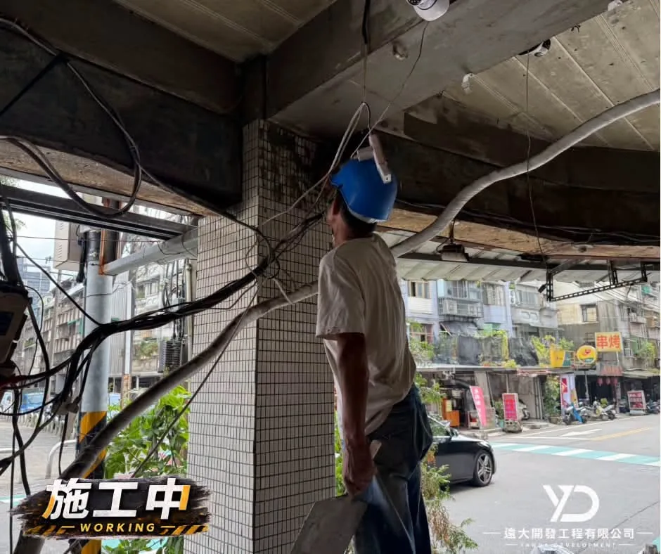 基隆市百五街梁底施工中,施工人員仰頭進行梁底泥作修補