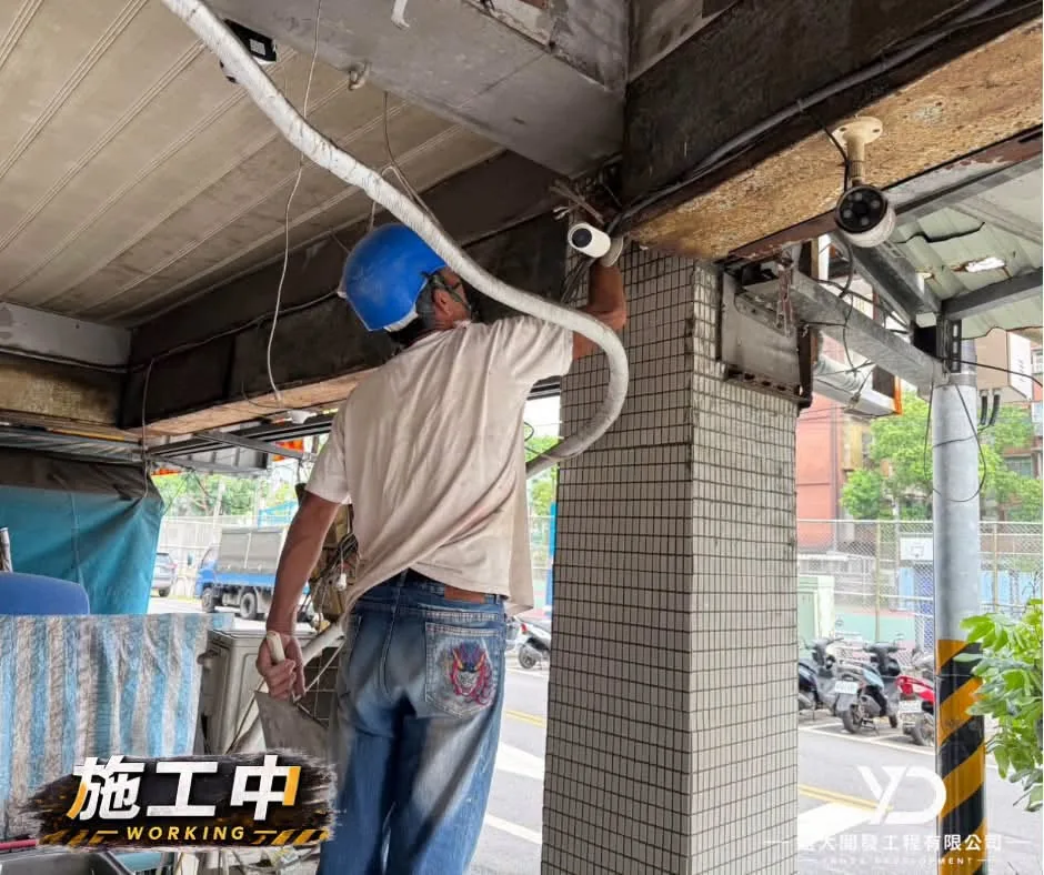 基隆市百五街梁柱施工中,施工人員整平梁柱交接處的修補表面