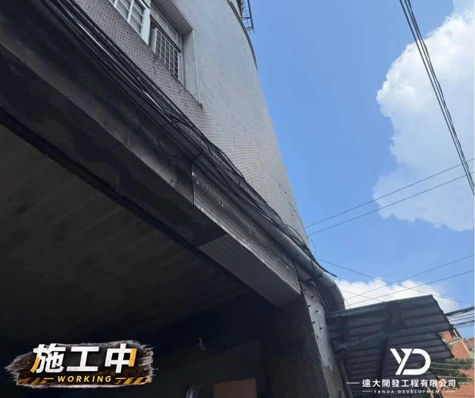 基隆市百五街梁體施工中,街側仰視已施作修補的騎樓梁底