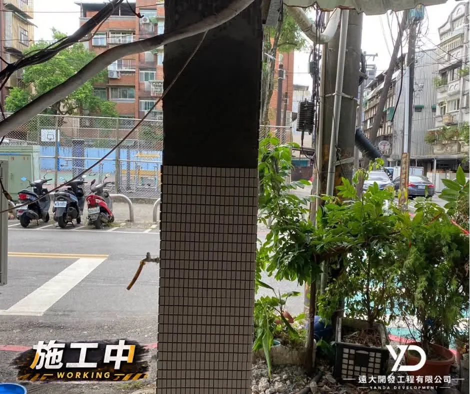 基隆市百五街柱面施工中,柱體完成泥作打底並保留磁磚收邊位置
