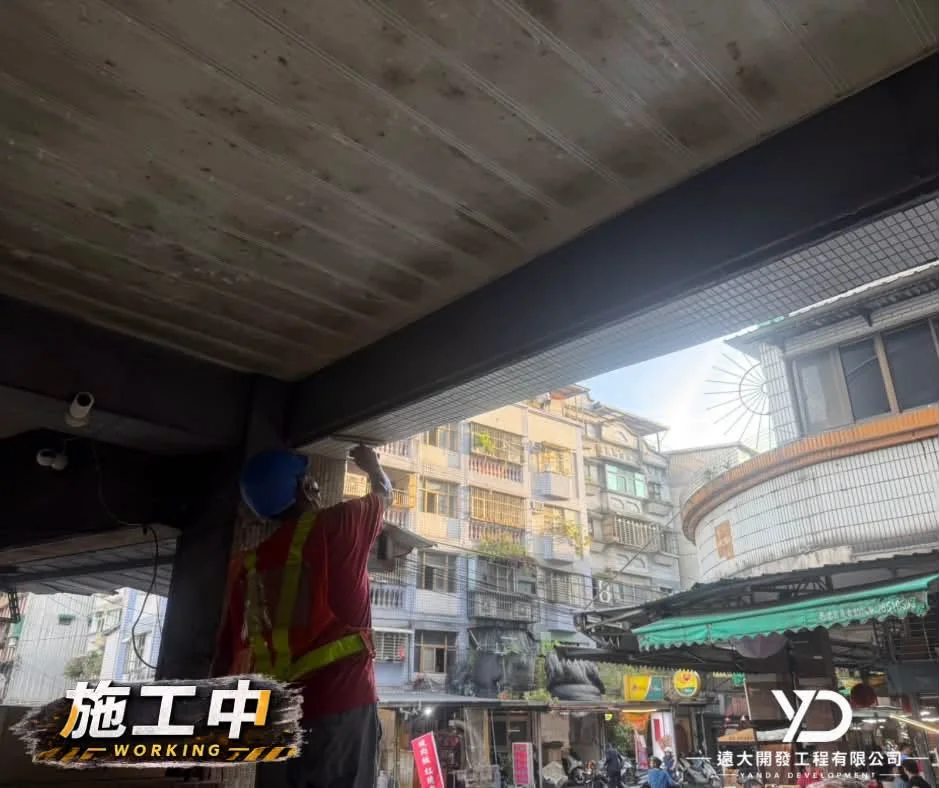 基隆市百五街梁底施工中,施工人員在騎樓下方進行修補面收整