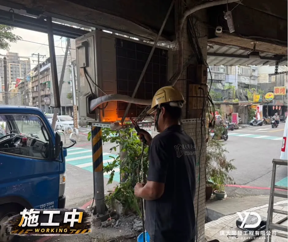 基隆市百五街柱面施工中,施工人員焊接加固空調基座
