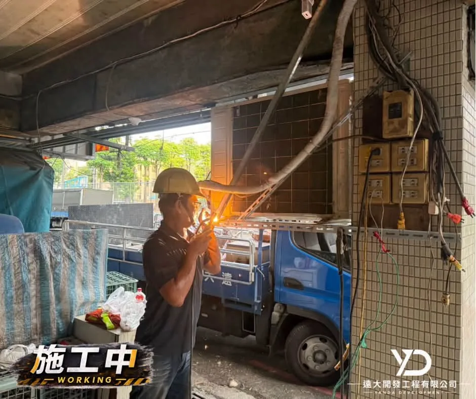基隆市百五街梁底施工中,施工人員焊接加固空調基座