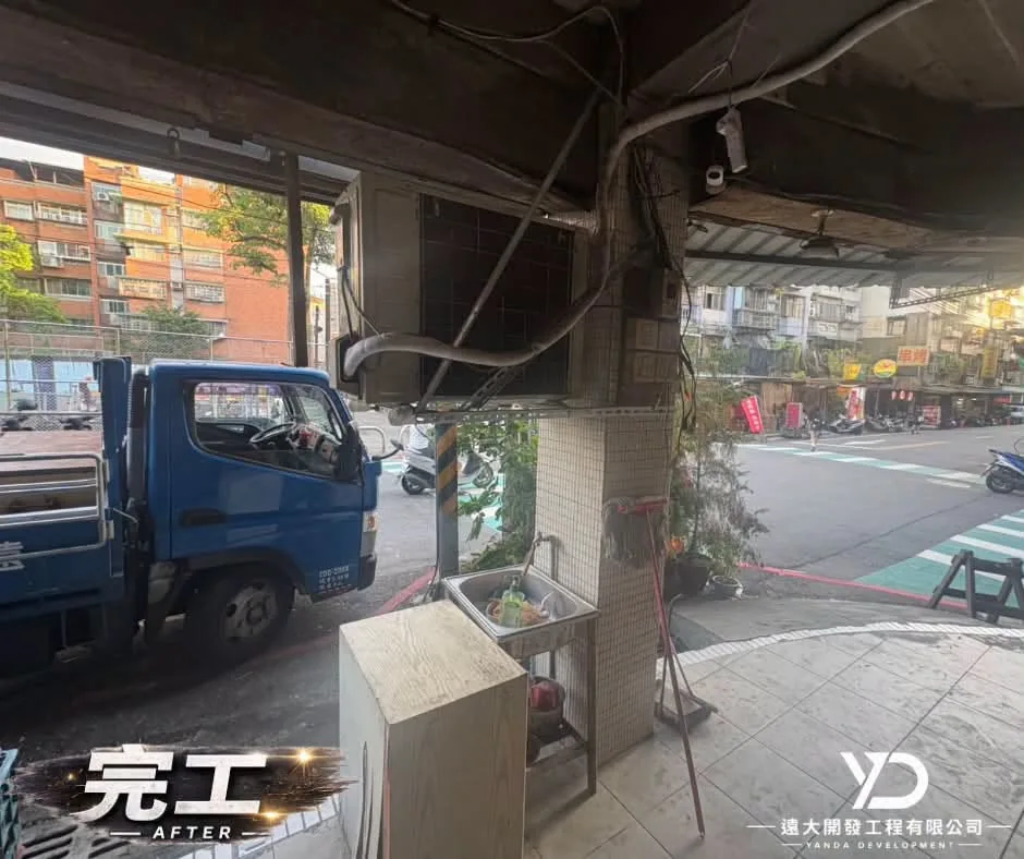 基隆市百五街梁柱修復完工,工程車停靠騎樓旁的現場全景