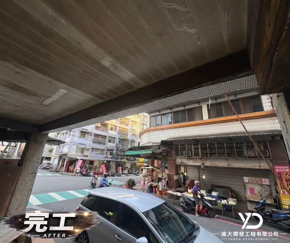 基隆市百五街梁底修復完工，從騎樓下方仰視完成後表面