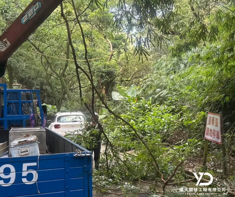 基隆市南榮路實明寺鋸樹施工中,高空作業車停靠道路旁準備進場