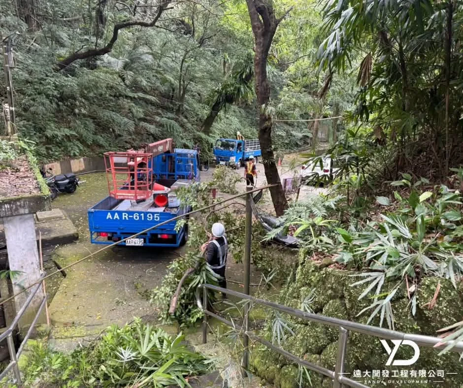 基隆市南榮路實明寺鋸樹施工中,工程車旁堆置待整理的切下枝葉