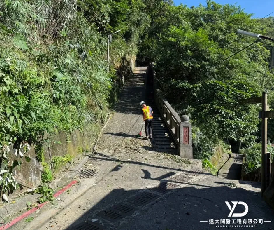 基隆市南榮路實明寺鋸樹完工後,下方步道與階梯入口清理完成