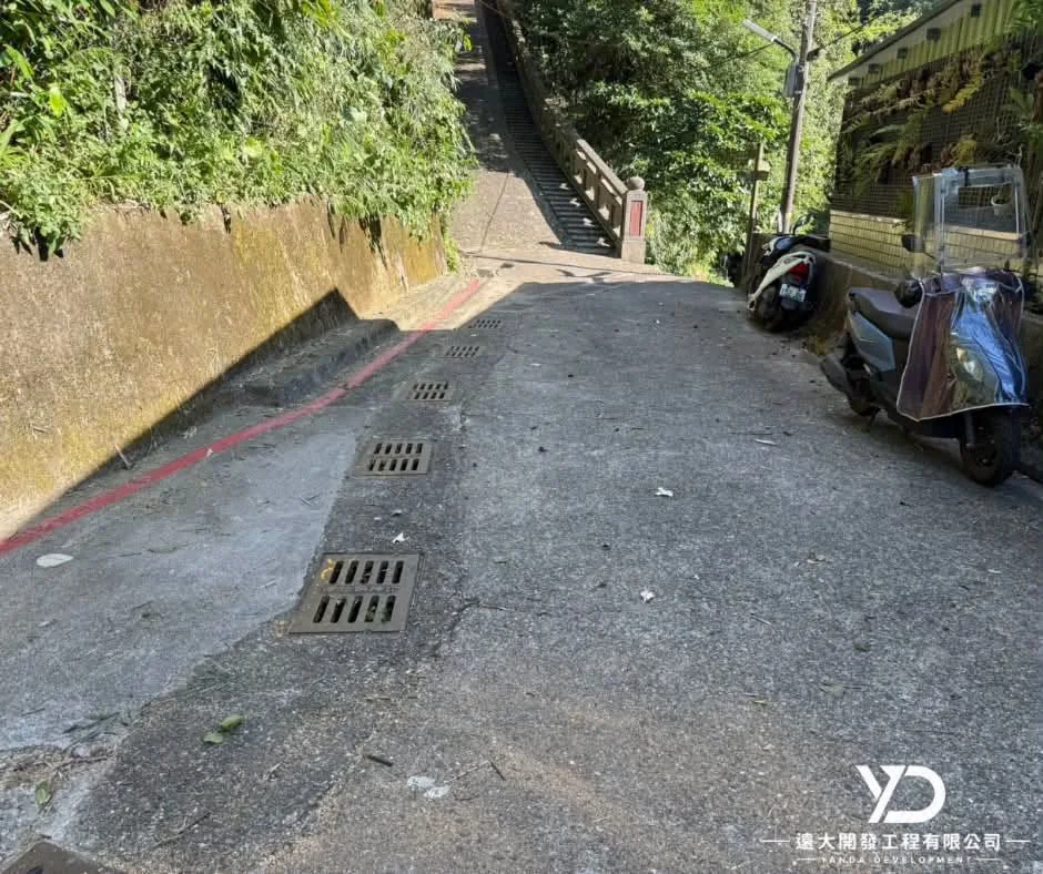 基隆市南榮路實明寺鋸樹完工後,道路表面枝葉清理完成