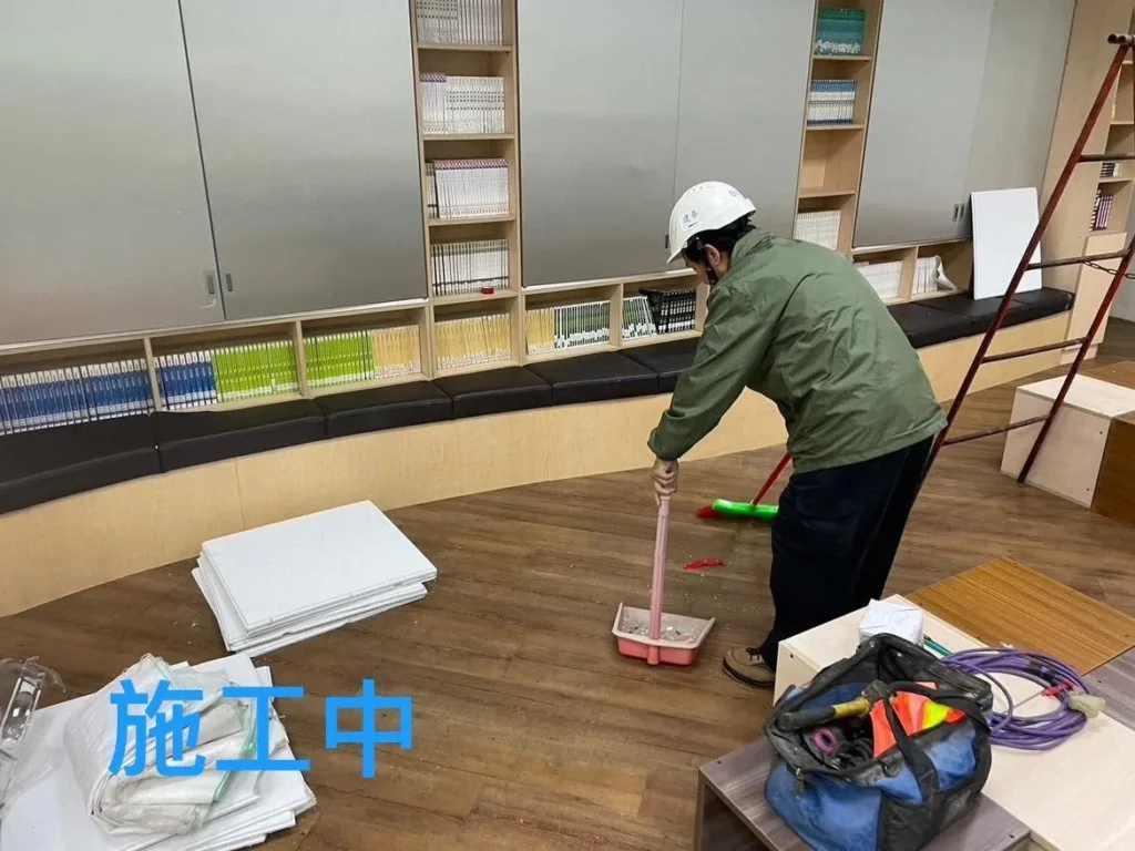 基隆中正國中搶修中集中整理拆下板材