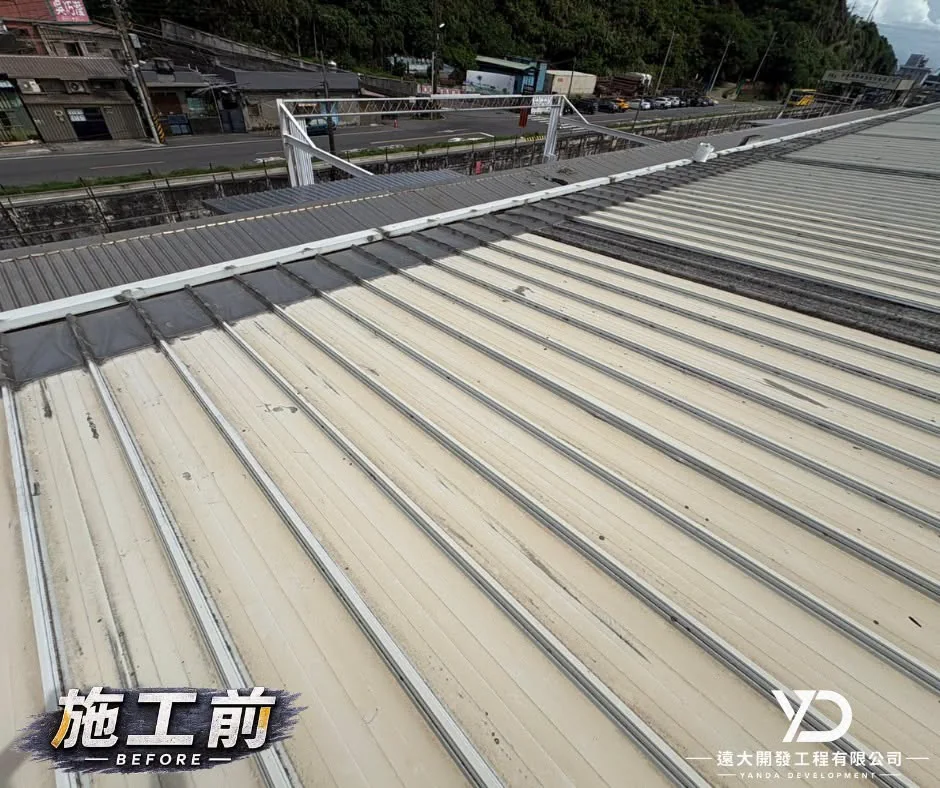 台基物流太白莊園區施工前，局部浪板更新前的整體屋面狀況