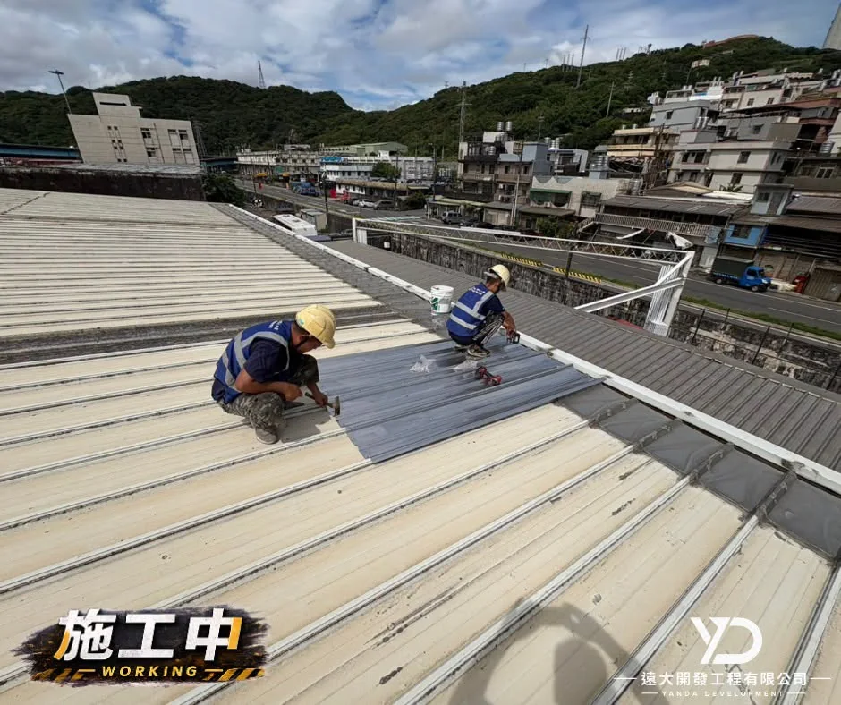 台基物流太白莊園區施工中，兩名施工人員於既有屋面定位鋪設白鐵板