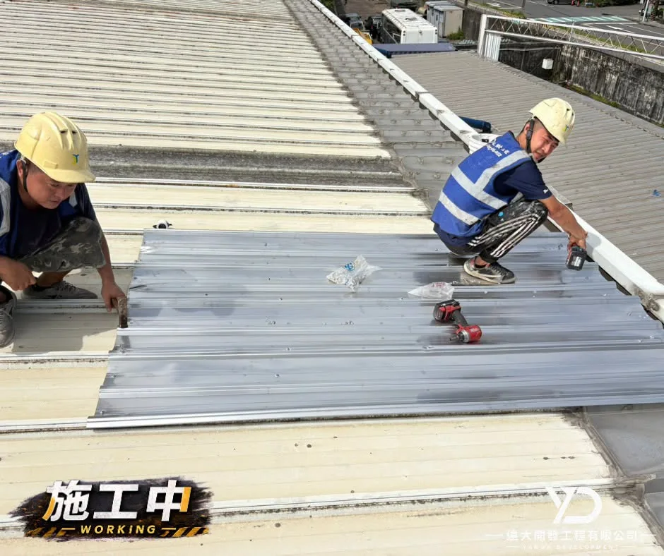 台基物流太白莊園區施工中，施工人員使用電動工具固定局部新設白鐵板