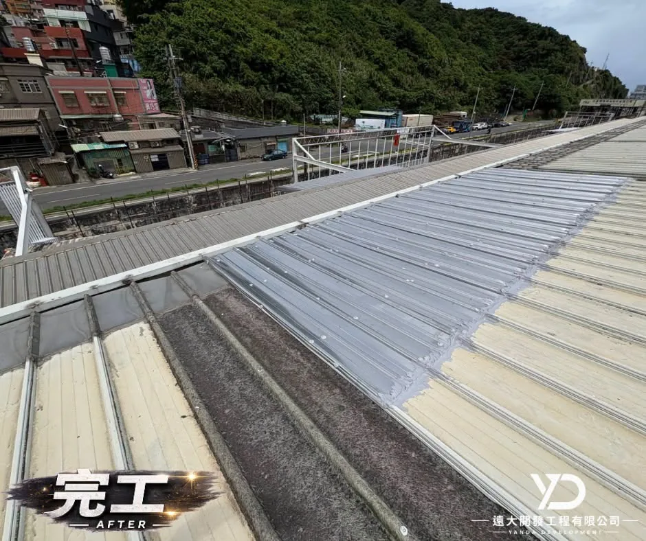 台基物流太白莊園區完工後，局部更新白鐵浪板與既有屋面交界全景