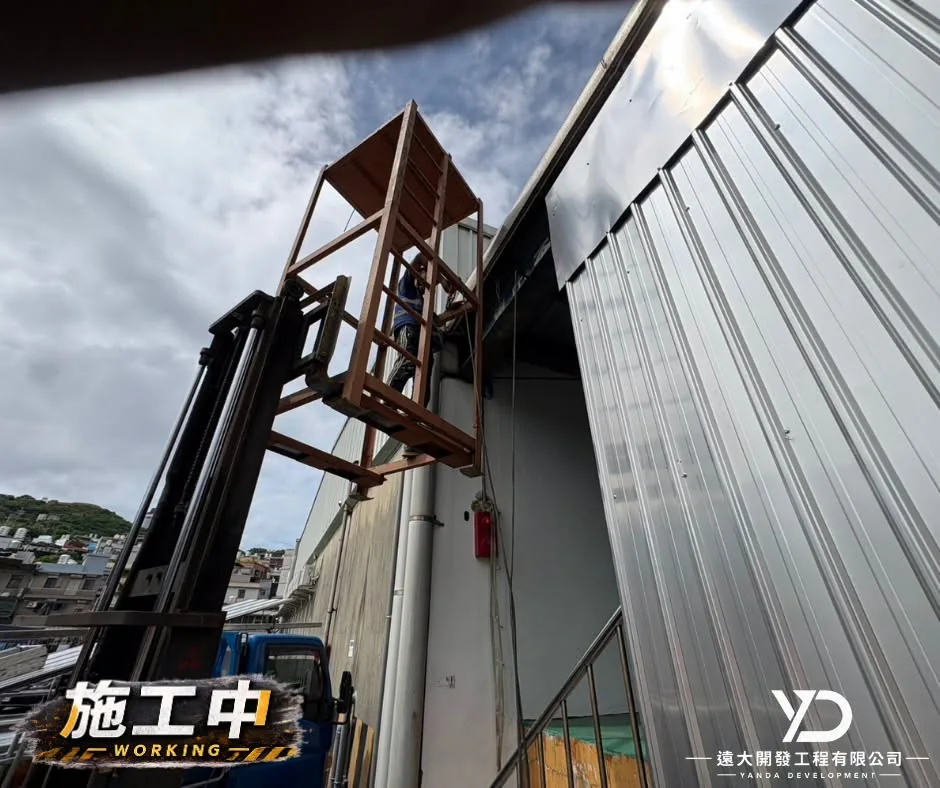 台基物流太白莊廠區施工中以堆高機吊升鋼構框架